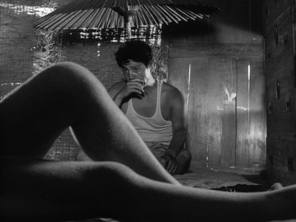 Woman in the Dunes movie still 4