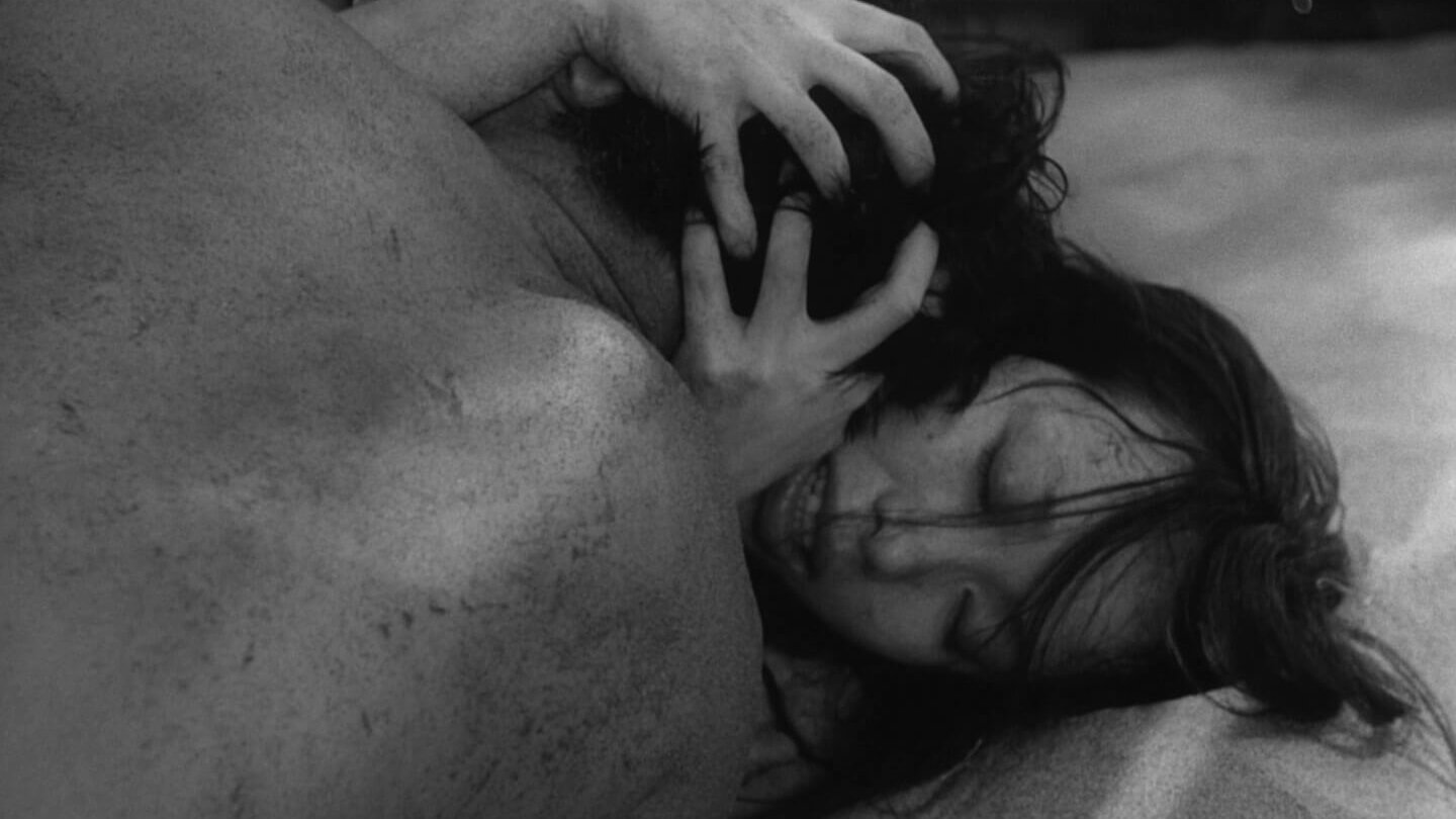 Woman in the Dunes movie still 5